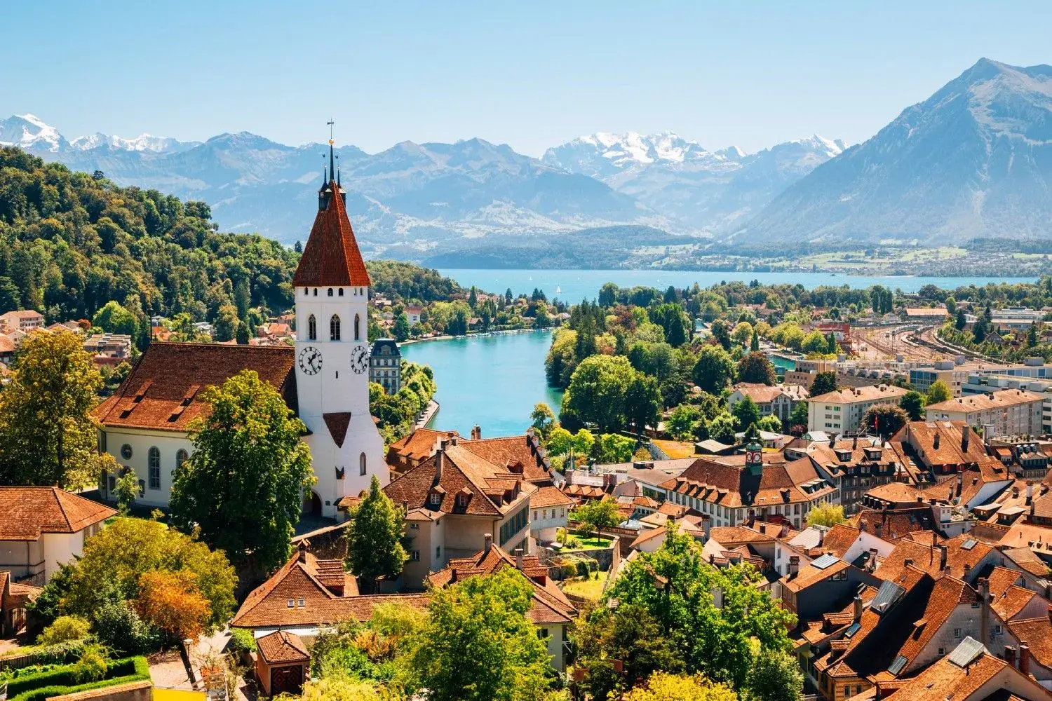 Blick über Thun mit Schlosskirche, Aare und Alpen