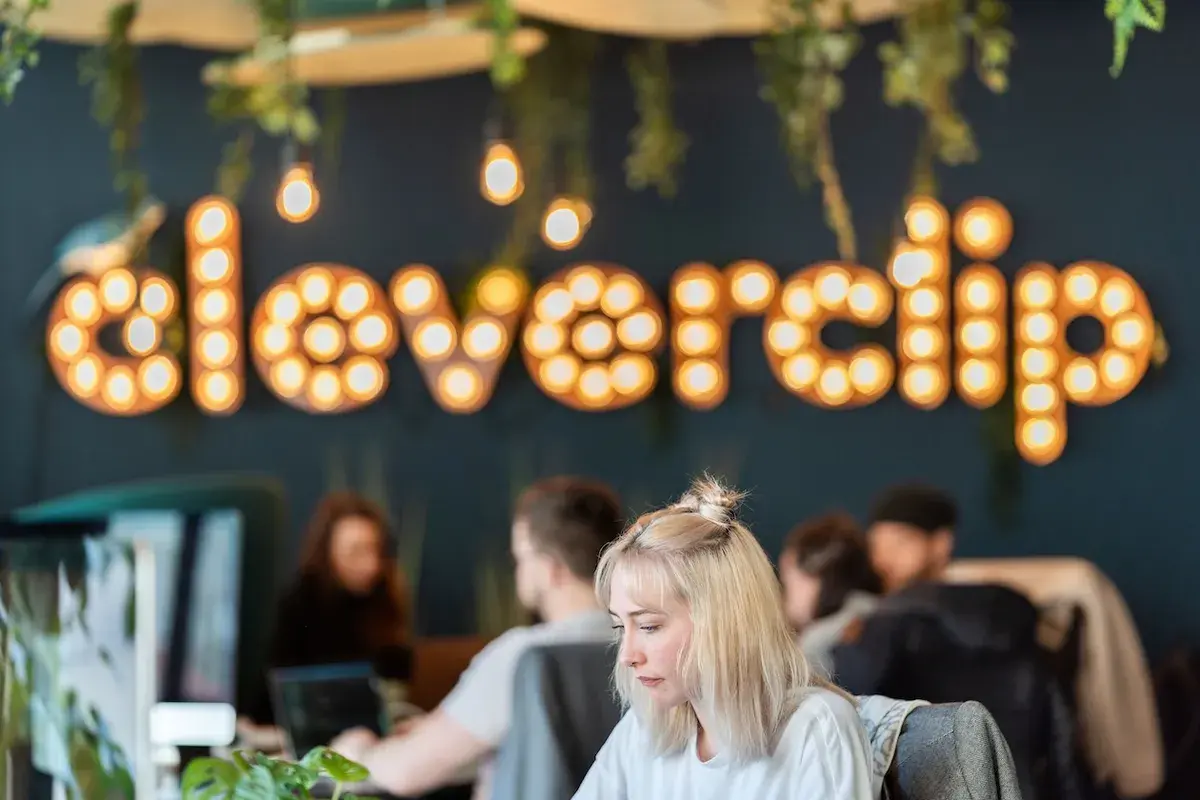 Das Cleverclip-Büro in Bern mit dem Leuchtschriftzug