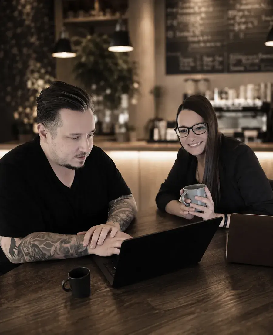 Sören und Karima bei einem Kafi am Laptop